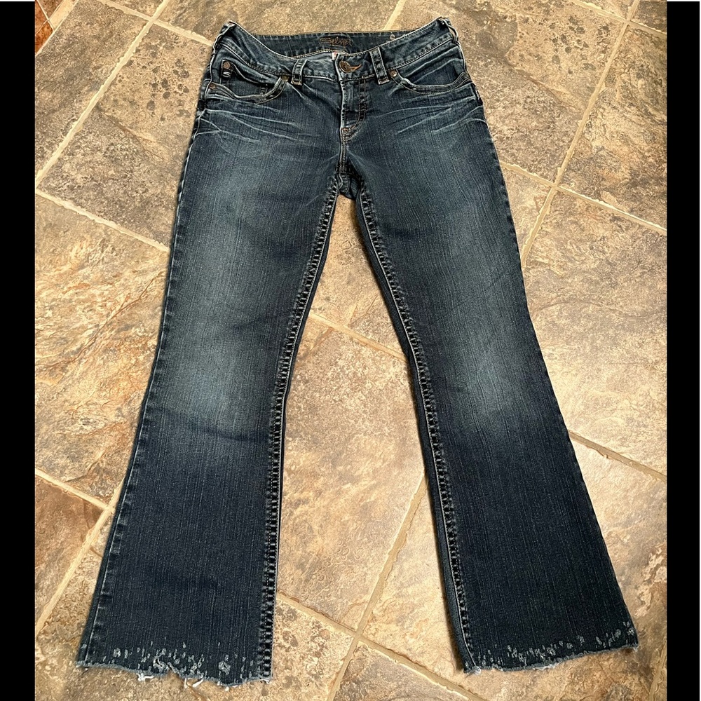Silver Jeans Low rise curvy flared jeans with distressed hems.  29 EUC